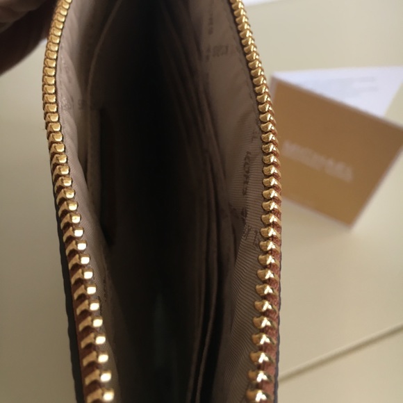 MICHAEL KORS XL ZIP CLUTCH WRISTLET NWT - Picture 5 of 7